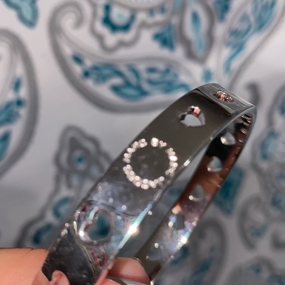 Marc by‎ Marc jacobs bangle silver toned bracelet heart laser cut out - Picture 2 of 2